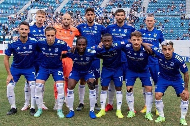 Pedro Machado (terceiro em cima) durante a passagem pelo FCU Craiova - Foto: Pedro Machado