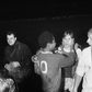 Cumprimento entre as duas maiores lendas de Benfica e Ajax: Eusébio e Johann Cruyff - Foto: IMAGO