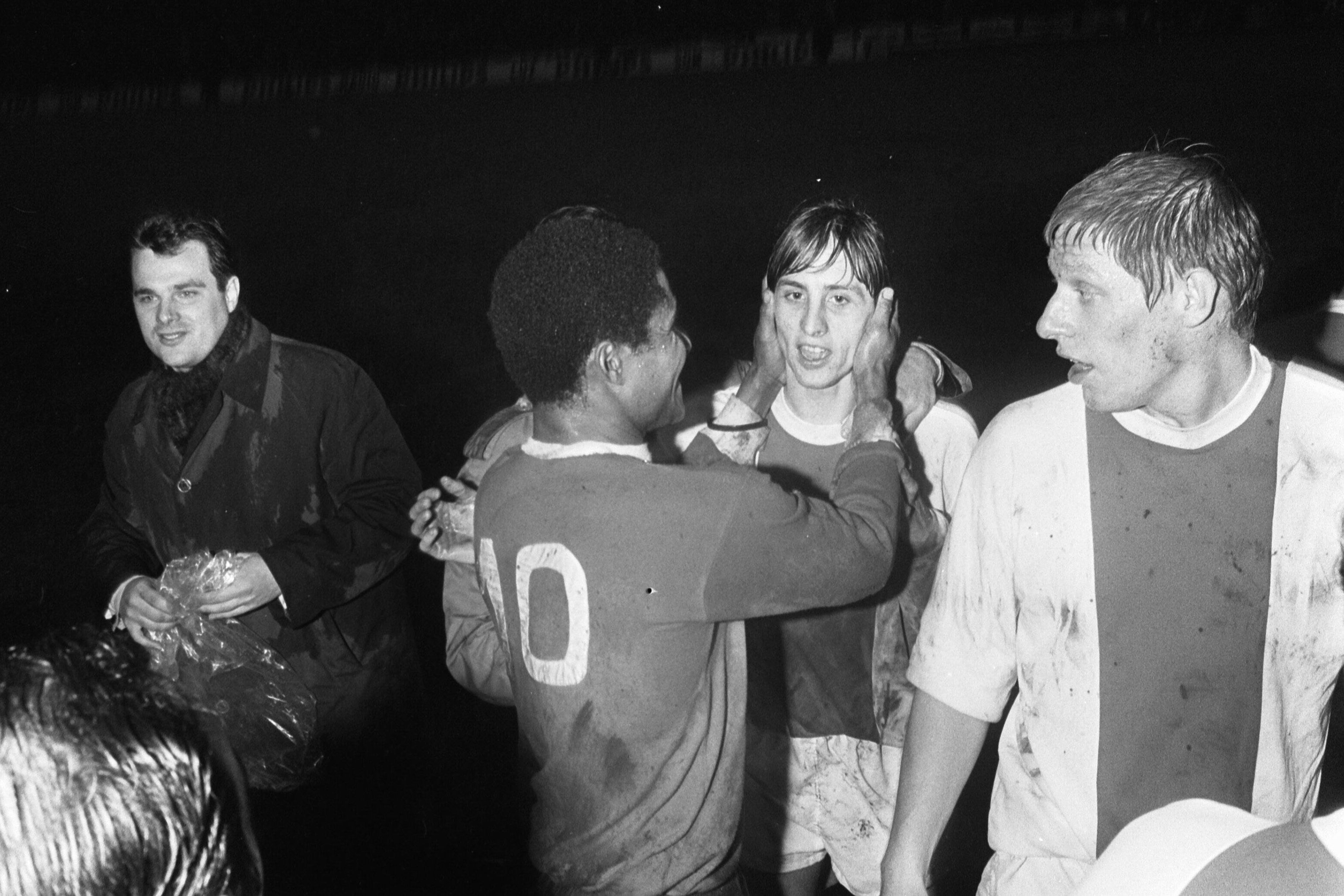 Cumprimento entre as duas maiores lendas de Benfica e Ajax: Eusébio e Johann Cruyff - Foto: IMAGO