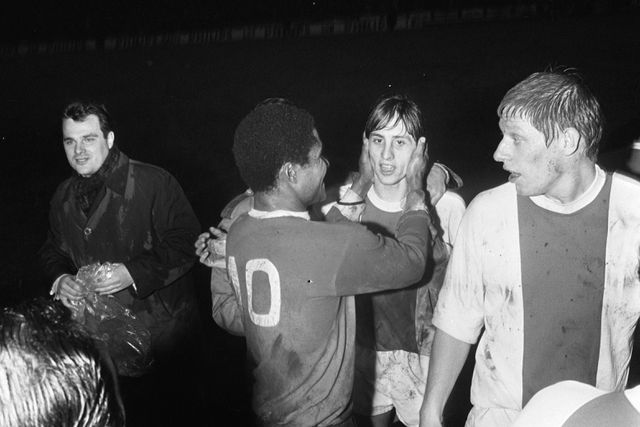 Cumprimento entre as duas maiores lendas de Benfica e Ajax: Eusébio e Johann Cruyff - Foto: IMAGO