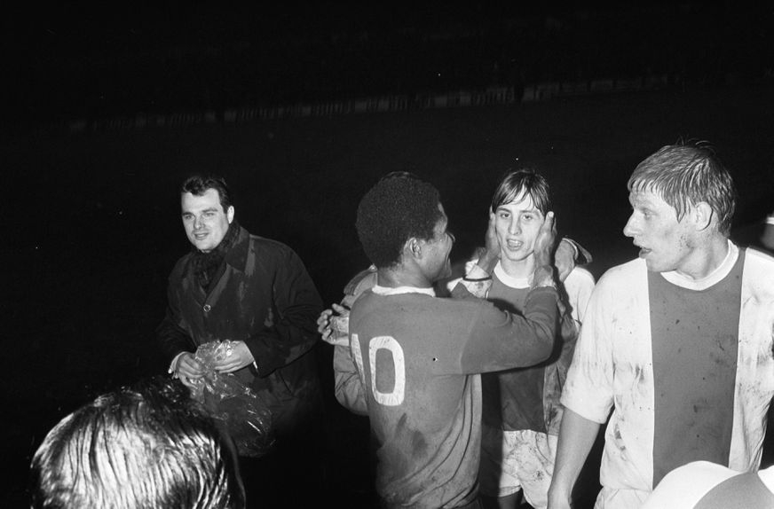 Cumprimento entre as duas maiores lendas de Benfica e Ajax: Eusébio e Johann Cruyff - Foto: IMAGO
