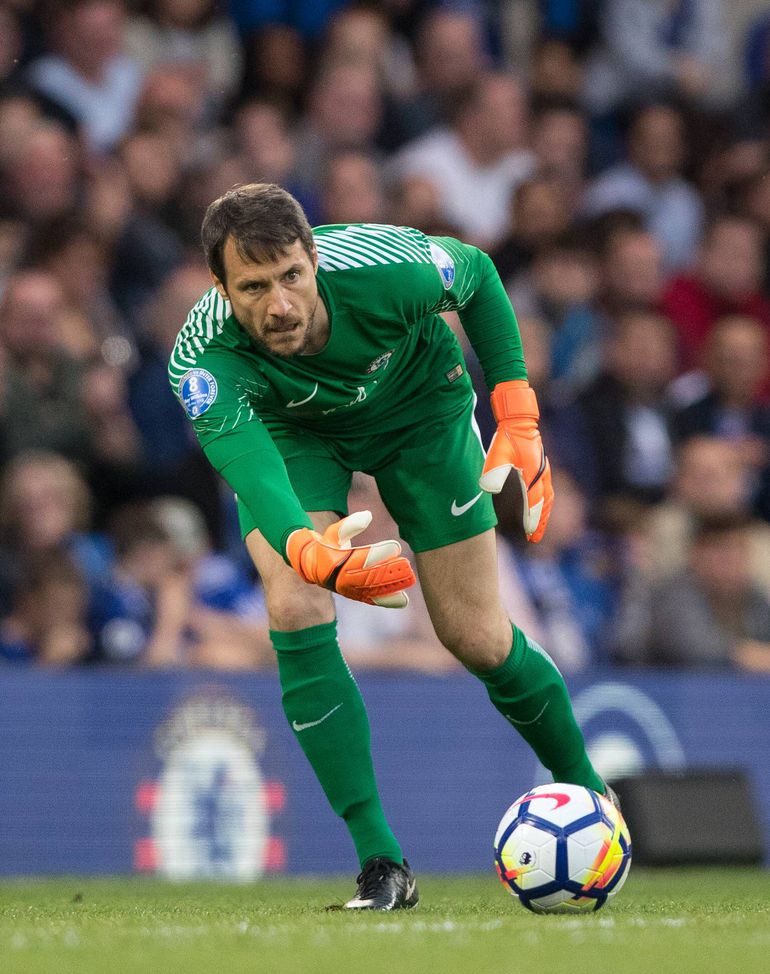 Carlo Cudicini, Chelsea. Em 2001, o guarda-redes lesionou-se num joelho a passear o cão, quando este deu um puxão violento na coleira. Teve de fazer uma pequena cirurgia