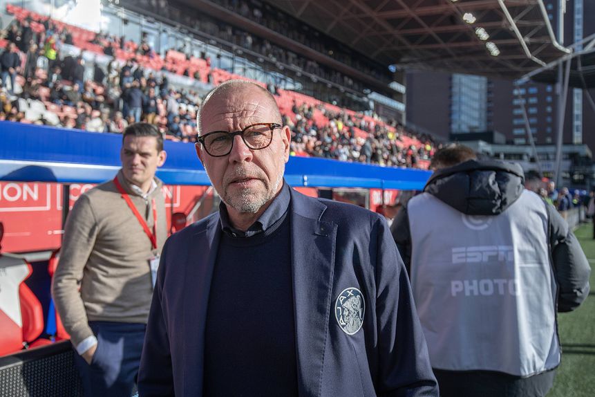 Fred Grim substituiu Heitinga no banco do Ajax