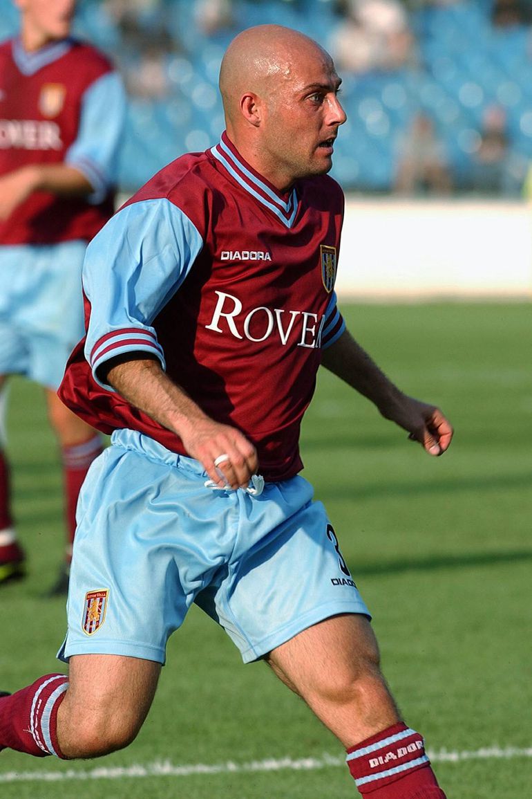 Alan Wright, Aston Villa. O lateral-esquerdo, com 1,63 m, distendeu um músculo do joelho no pedal do acelerador no novo Ferrari. Acabou por trocar por um Rover