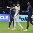 Reação de Luis Díaz ao ser expulso diante do PSG em Paris para a Champions
