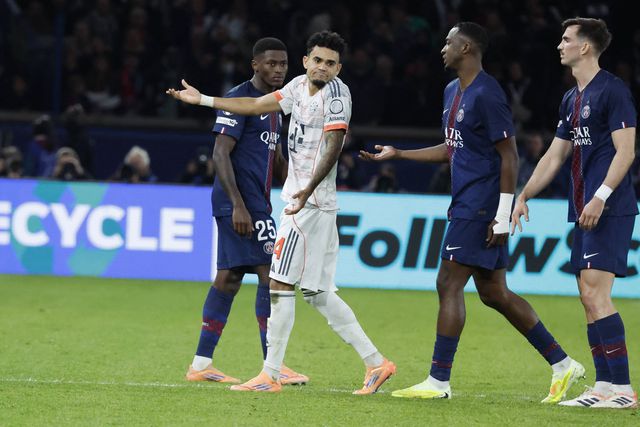 Reação de Luis Díaz ao ser expulso diante do PSG em Paris para a Champions
