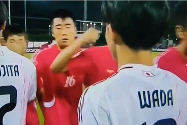 Cumprimento dos norte-coreanos aos japoneses no Mundial de Sub-17 deu que falar