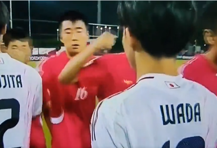 Cumprimento dos norte-coreanos aos japoneses no Mundial de Sub-17 deu que falar