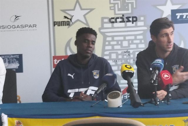 Romário Carvalho (à esquerda) sonha «fazer História» pelo Sintrense e confirmar veia de «central goleador» no Dragão. Foto: D.R.