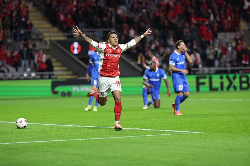 Camisola 10 esteve ao serviço da sua seleção e só amanhã deverá juntar-se ao plantel arsenalista