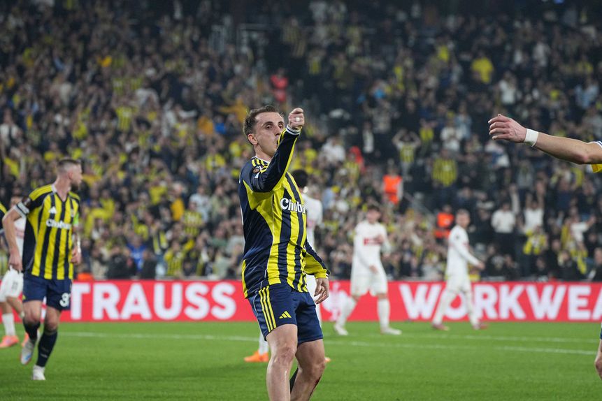 Akturkoglu celebra golo no Fenerbahçe