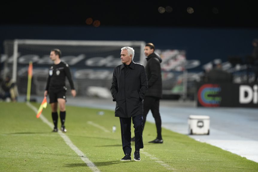 José Mourinho no banco do Benfica frente ao Atlético - Foto: Sérgio Miguel Santos