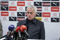 Mourinho fala sobre a possibilidade de jogar com três defesas com o Ajax