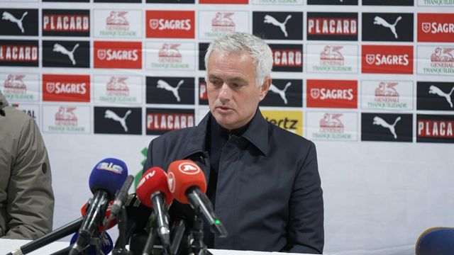 Mourinho fala sobre a possibilidade de jogar com três defesas com o Ajax