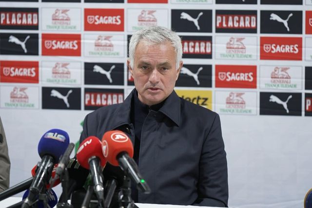 Mourinho explica a opção por três centrais: «Culpa não foi do sistema»