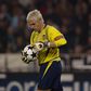Santiago Canizares, Valência/Espanha. Já estava na concentração com a seleção para o Mundial 2002 quando partir um frasco de aftershave no lavatório do quarto. Um pedaço de vidro caiu-lhe no pé, cortando um tendão no dedo grande