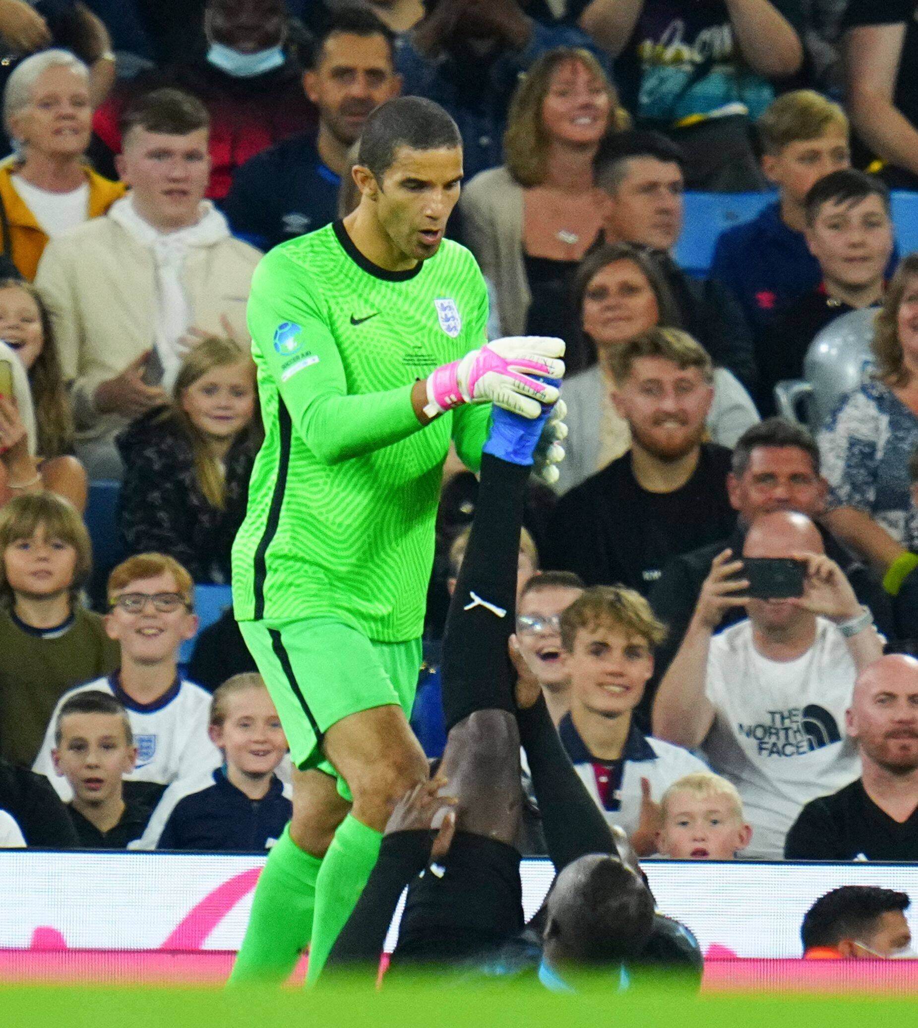 David James. Não uma, mas duas lesões insólitas: lesionou um músculo das costas ao esticar-se para alcançar o comando da televisão. Pescador nas horas vagas, também sofreu um estiramento no ombro enquanto tentava puxar para fora de água um peixe