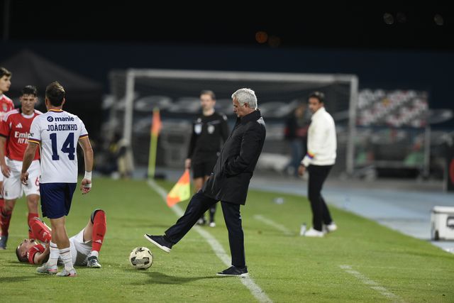 José Mourinho com a bola - Foto: Sérgio Miguel Santos