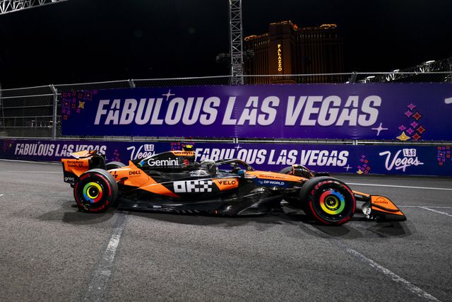 Las Vegas: Bandeiras vermelhas devido a tampas de esgoto soltas e Norris mais rápido