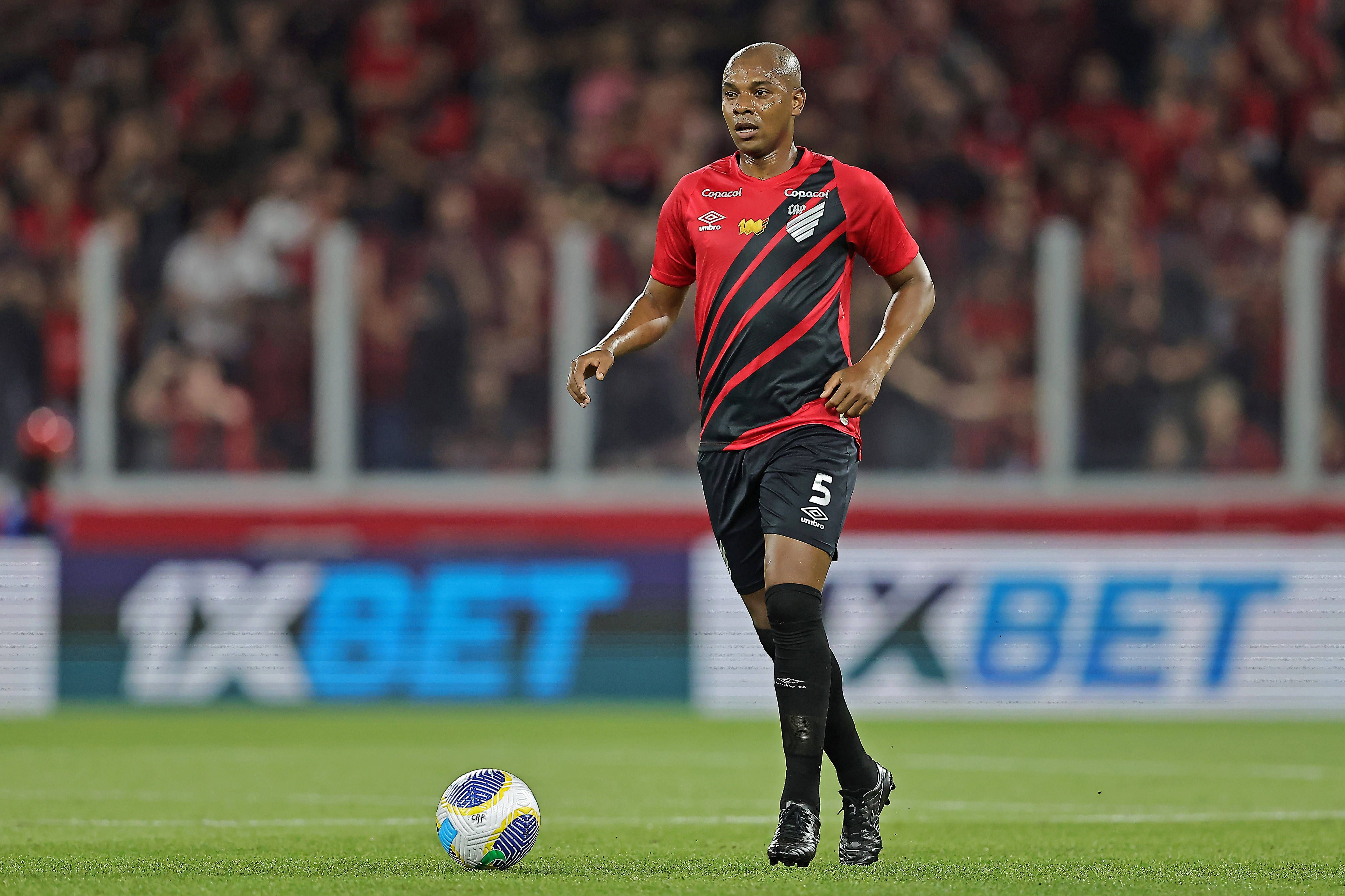 Fernandinho, 40 anos, despediu-se no Athletico Paranaense e anunciou despedida em novembro - Foto: Imago