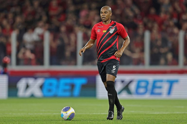 Fernandinho, 40 anos, despediu-se no Athletico Paranaense e anunciou despedida em novembro - Foto: Imago