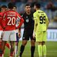 Fábio Veríssimo a falar com o guarda-redes do Atlético e jogadores do Benfica - Foto: Sérgio Miguel Santos