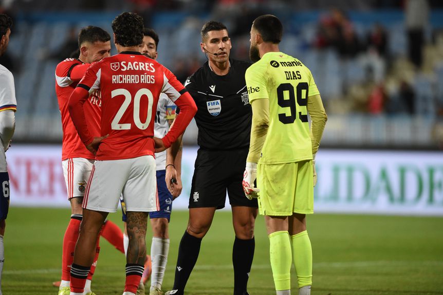 Fábio Veríssimo a falar com o guarda-redes do Atlético e jogadores do Benfica - Foto: Sérgio Miguel Santos