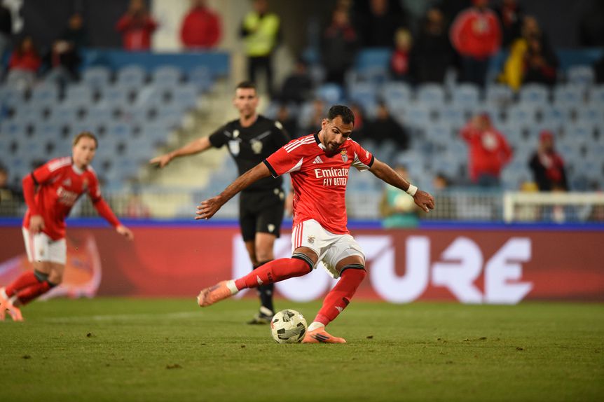 Pavlidis marca o 2-0 de penálti (Foto: Sérgio Miguel Santos)