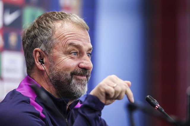 No meio de várias baixas, Hansi Flick anuncia um titular e um suplente