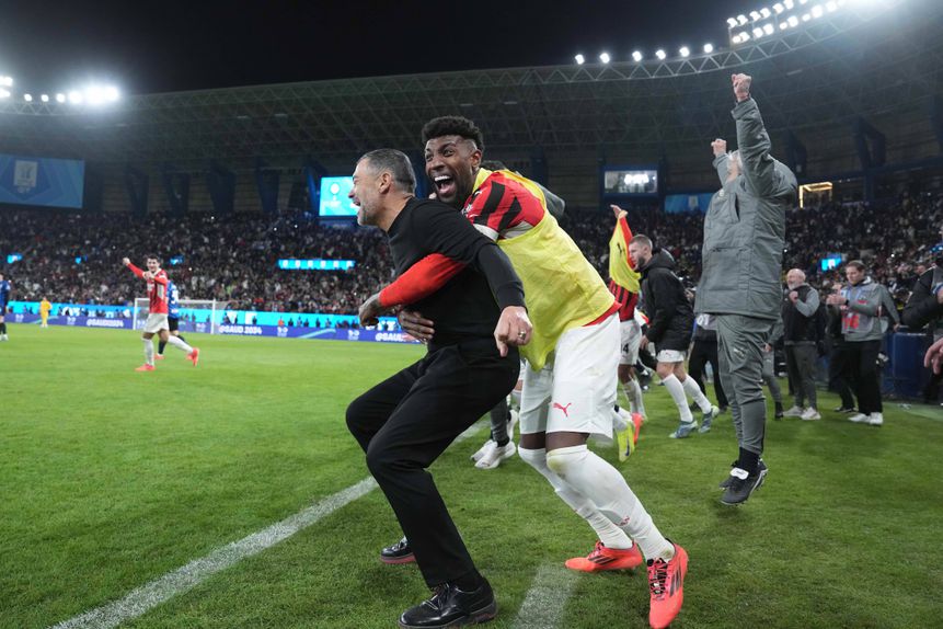 Emerson Royal festeja com Sérgio Conceição a vitória do Milan frente ao Inter, na final na Supertaça de Itália de 2025