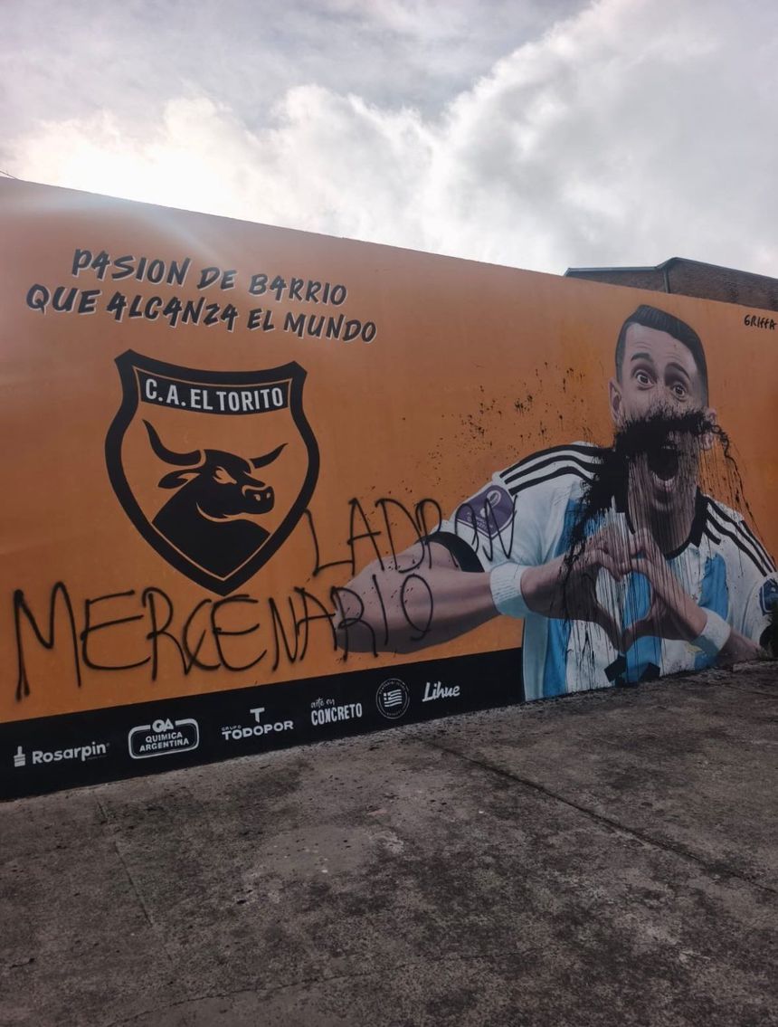 Mural de Di María vandalizado em Rosário, no seu primeiro clube, o El Torito - Foto: Rosario3