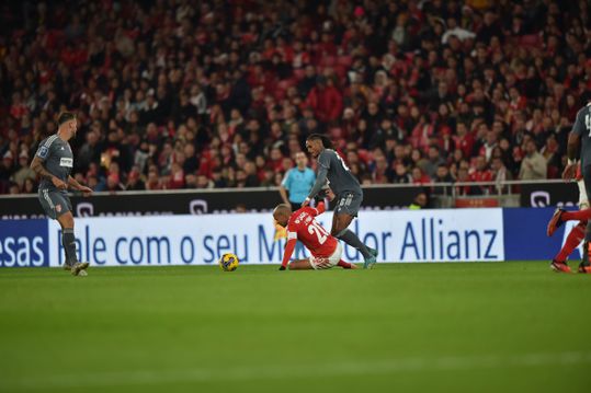 Adepto esfaqueado nas bancadas da Luz