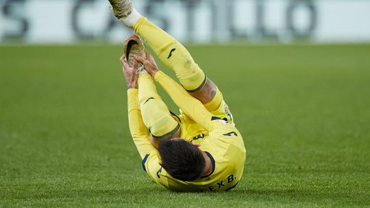 FOTO: jogador do Villarreal mostra estado em que ficou tornozelo após jogo no Bernabéu