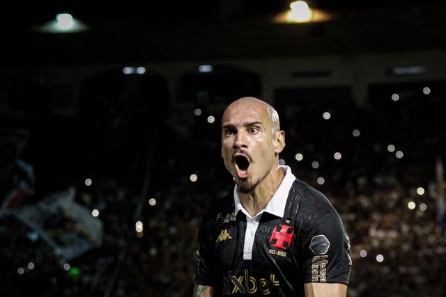 Ex-FC Porto Maicon renova contrato com o Vasco da Gama