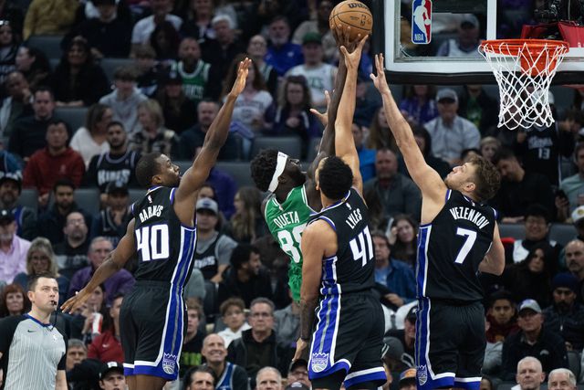 NBA: Neemias voltou a ter minutos pelos Celtics no regresso a Sacramento
