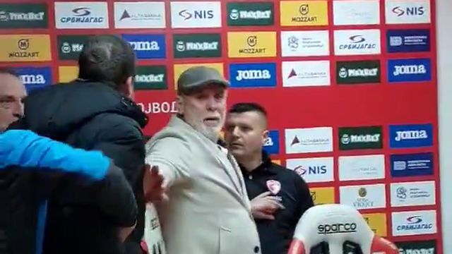 Jornalistas tiveram de intervir para evitar pancadaria entre treinadores adversários