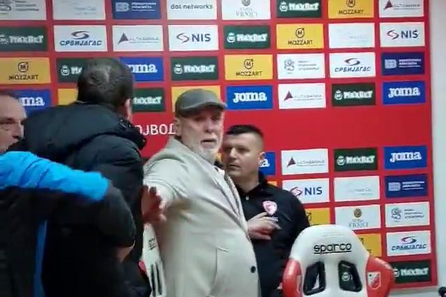 Jornalistas tiveram de intervir para evitar pancadaria entre treinadores adversários