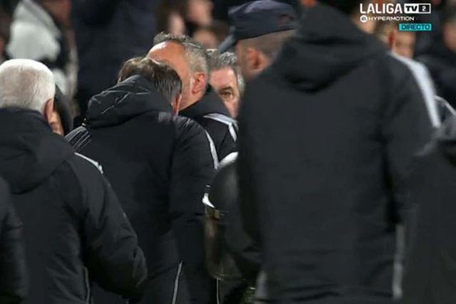 Incrível: cabeçada e chapada entre treinadores da La Liga 2 (vídeo)