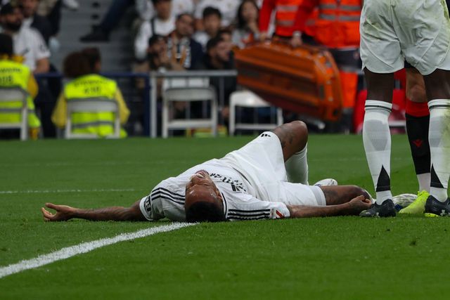 Ex-Barcelona critica 'The Best' de Vini Jr.: «Finge lesões e penáltis...»