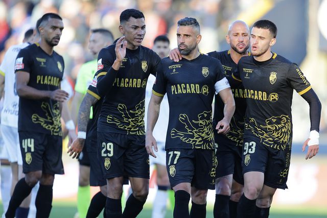 Famalicão 1 Farense 2: Algarvios conquistam a primeira vitória fora de casa