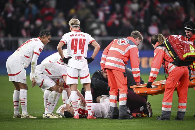 Atenção, Sporting: defesa do RB Leipzig sofre grave lesão