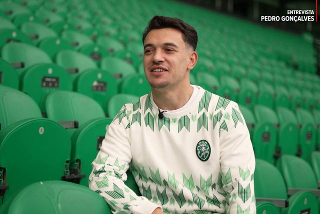 Pedro Gonçalves mostra dotes de... cantor