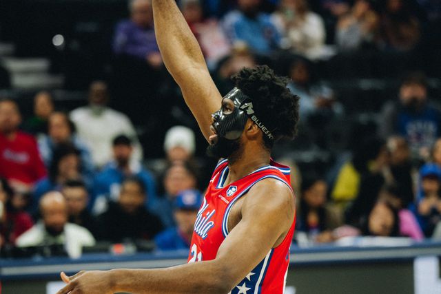 NBA: Joel Embiid regressa de máscara para conduzir 76ers ao triunfo