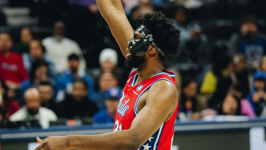 NBA: Joel Embiid regressa de máscara para conduzir 76ers ao triunfo