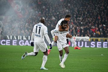 Neres e Vitinha assistem no regresso do Nápoles à liderança da Serie A