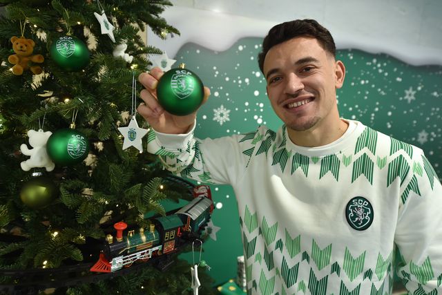 Pedro Gonçalves posou para A BOLA junto da árvore de Natal do Estádio José Alvalade
