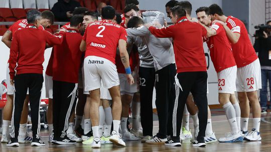 Benfica segue na Taça e ao intervalo tinha sofrido... 2 golos