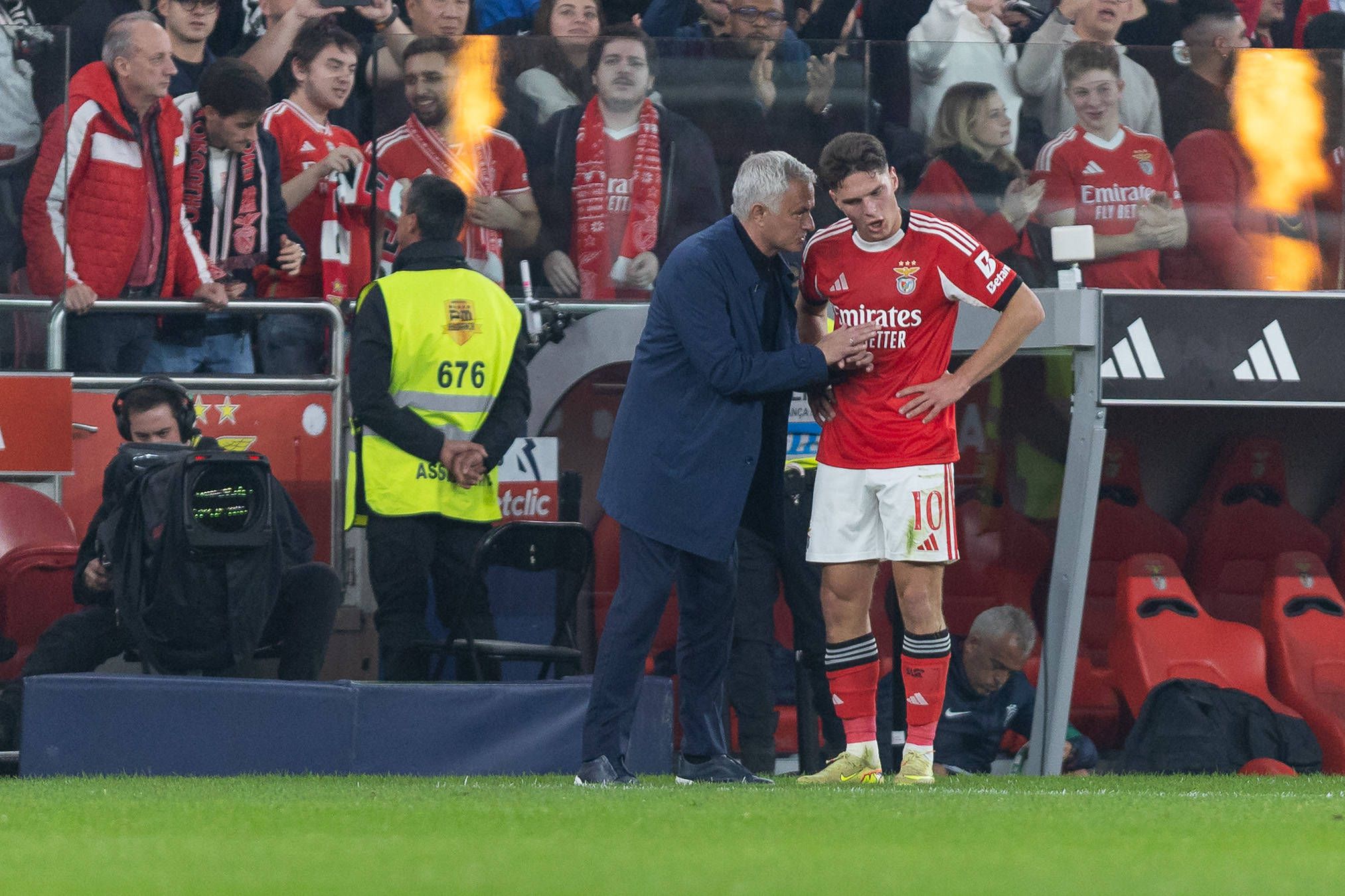 José Mourinho, treinador do Benfica, dá indidações ao médio Sudakov - Foto Imago