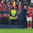 José Mourinho, treinador do Benfica, dá indidações ao médio Sudakov - Foto Imago