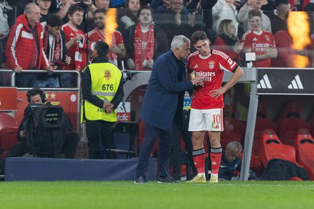 José Mourinho, treinador do Benfica, dá indidações ao médio Sudakov - Foto Imago